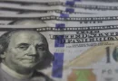 Dólar inicia mês em baixa
