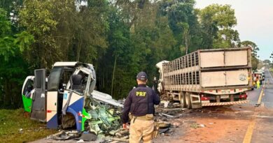 Acidente entre ônibus e caminhão mata 23 pessoas em estrada no Paraná